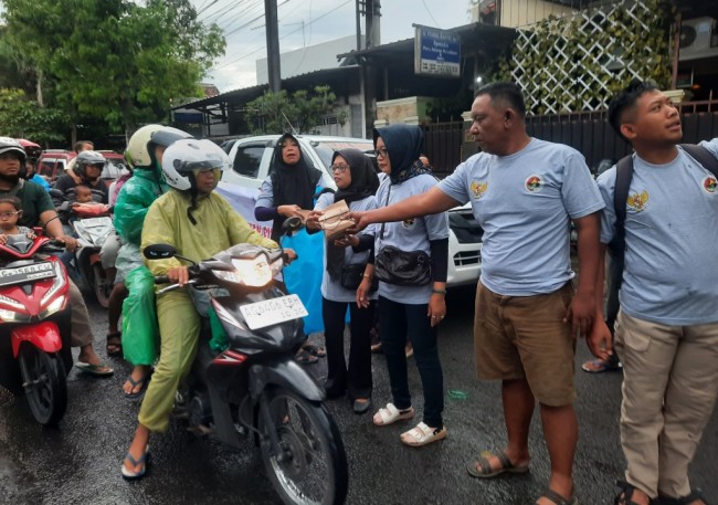 Relawan suket teki Nusantara Bagikan takjil kepada pengendara jalan.