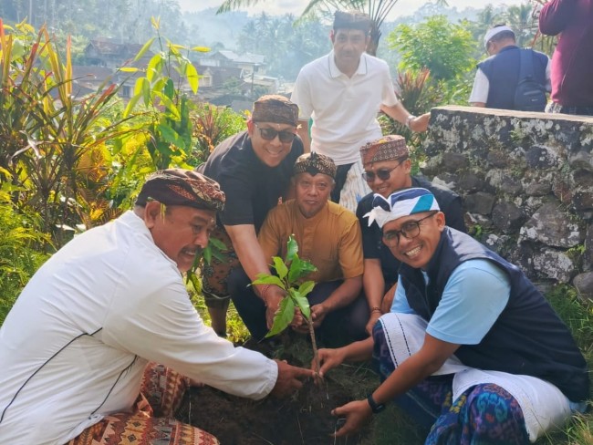 Salah satu kegiatan baksos penanaman pohon di tiga pura. (Foto: istimewa)