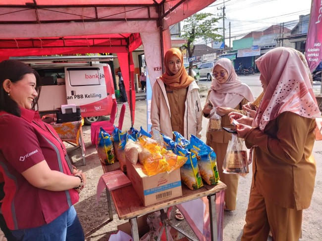 Pengunjung Bazar Murah UMKM Ramadan Kareem di halaman Pasar Pakisaji, Kabupaten Malang.