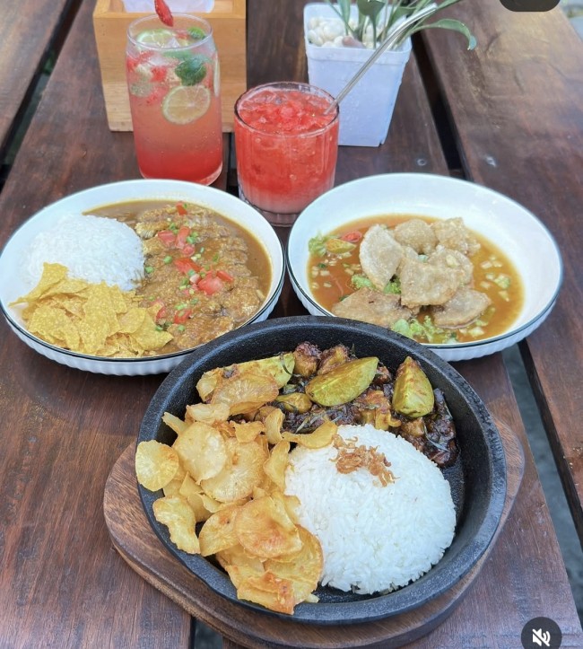 Menu makanan di Cafe 17 Coffee and Bread. (Foto: Instagram)