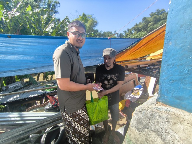 Penyaluran bantuan oleh Rumah Sedekah NU ke Kampung Pemulung Kota Malang.(Foto: Riski Wijaya/MalangTIMES).