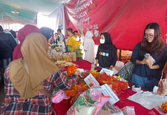 Masyarakat membeli cabai.