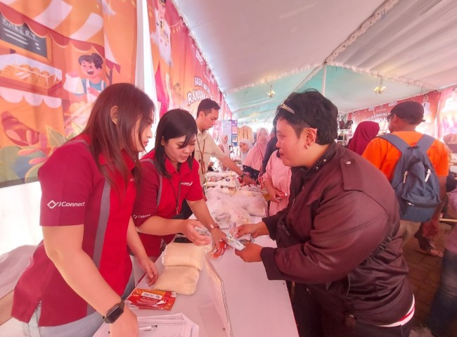 Masyarakat membeli paket sembako.