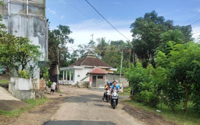 Para pengendara saat melintasi akses jalan di Srimulyo yang telah diperbaiki oleh pemerintah pada Senin (16/3/2026).