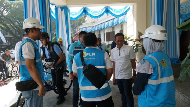 Momen Manager PLN UP3 Malang Agung Wibowo bersama Menteri Lingkungan Hidup/Kepala Badan Pengendalian Lingkungan Hidup RI Hanif Faisol Nurofiq. (Foto: ist)