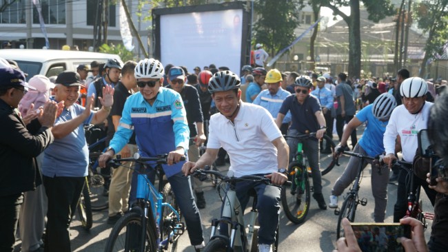 Menteri Lingkungan Hidup/Kepala Badan Pengendalian Lingkungan Hidup RI Hanif Faisol Nurofiq bersepeda saat kunjungan kerja. (Foto: ist)