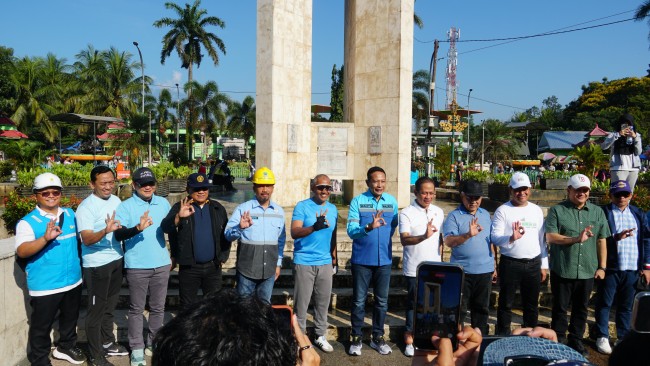 Foto bersama Menteri Lingkungan Hidup/Kepala Badan Pengendalian Lingkungan Hidup RI Hanif Faisol Nurofiq melakukan kunjungan kerja ke Kota Malang. (Foto: ist)