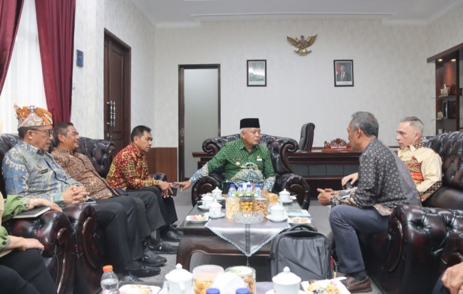 Diskusi Bupati Malang HM. Sanusi bersama calon investor proyek pembangunan kereta gantung dari Amerika Serikat Mr. Mario.