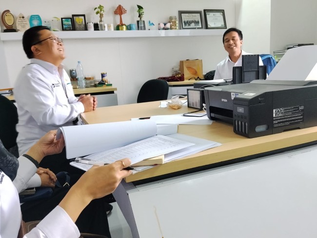 Pertemuan PT PLN (Persero) UP3 Malang bersama pengelola UB Forest untuk membahas terkait permohonan sambungan listrik bagi masyarakat setempat. (Foto: istimewa)