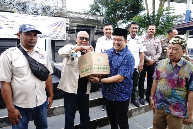 Penyerahan paket bantuan sosial untuk sopir Jip wisata Gunung Bromo.