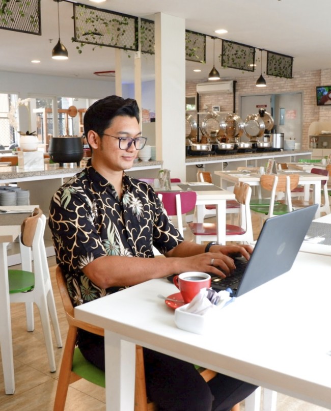 Momen tamu menikmati Promo bertajuk Work From Lime (WFL) di favehotel Malang. (Foto: istimewa)