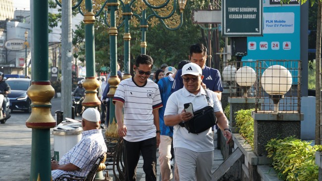 Kegiatan hari tanpa BBM dan Jalan Sehat MaKJleB untuk mendukung gerakan Clean Energy Day atau Hari Tanpa BBM yang diinisiasi oleh PLN Unit Induk Distribusi (UID) Jawa Timur. (Foto istimewa)
