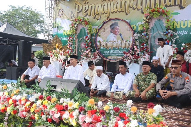 Kehadiran Bupati Malang HM. Sanusi di pengajian akbar KH. Anwar Zahid di Kecamatan Donomulyo, Kabupaten Malang.
