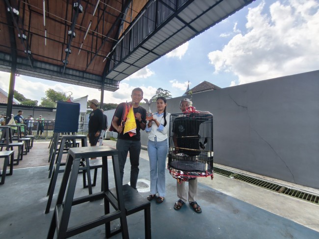 Salah satu peserta yang mendapatkan trophy.(Foto: Riski Wijaya/MalangTIMES).