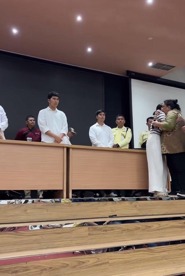 Dosen FH UI (kanan batik) yang diduga turut menjadi korban. (Foto: X)