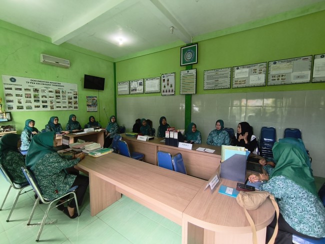 Tim juri Lomdeskel Kota Malang 2026 melakukan verifikasi lapangan di Kelurahan Tasikmadu.(Foto: Riski Wijaya/MalangTIMES).