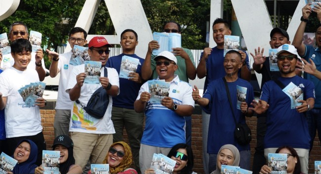 Manager PLN UP3 Malang, Agung Wibowo foto bersama para pegawai saat konvoi. (Foto: istimewa)
