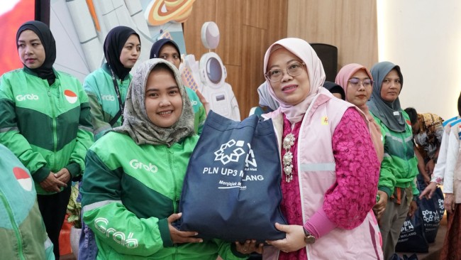 kegiatan inspiratif bertajuk “Kartini Berkendara, Mandiri Berkarya” oleh  Srikandi PLN bersama Yayasan Baitul Maal (YBM) PT PLN (Persero). (Foto: istimewa)