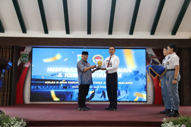 Penyerahan cinderamata.