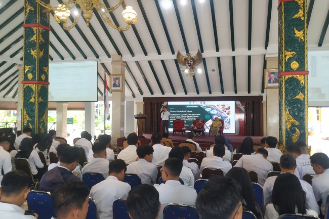 Pemaparan materi oleh salah satu narasumber.