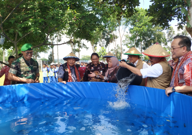 Pemberian bibit ikan lele di SMPN 1 Wajak