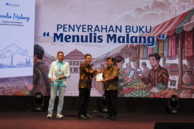 Kepala Kantor Perwakilan Bank Indonesia (KPw BI) Malang, Indra Kuspriyadi turut menyerahkan buku “Menulis Malang: Gagasan dan Harapan untuk Kota di Masa Depan” kepada Andreas Eddy Susetyo dan Wali Kota Malang Wahyu Hidayat. (Foto: istimewa)