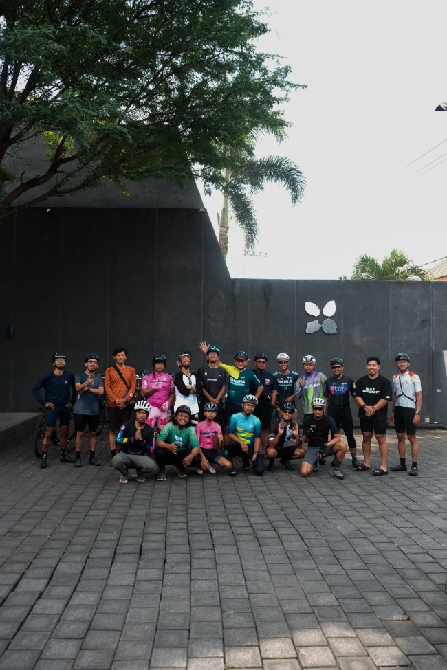 Beberapa pesepeda Malang usai bersepeda bersama Juney sebagai bentuk sambutan usai Juney menaklukkan Lintang Forest. (Foto: istimewa)