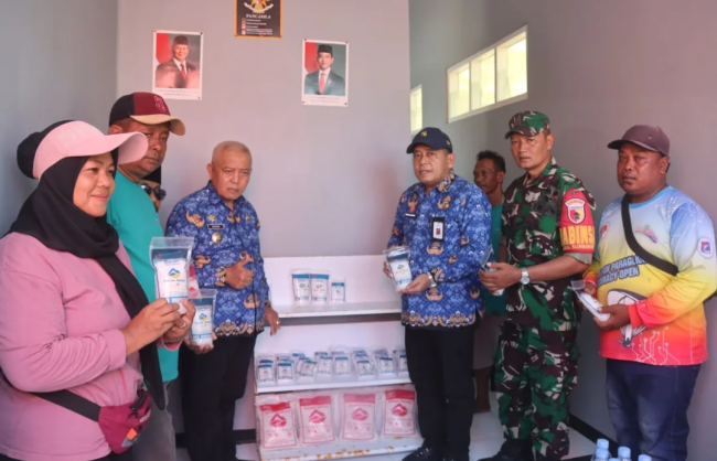 Produk garam dari kawasan Pantai Modangan, Desa Sumberoto, Kecamatan Donomulyo, Kabupaten Malang.