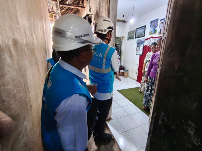 Momen tim PLN UP3 Malang berkunjung ke penerima bantuan listrik. (Foto: istimewa)