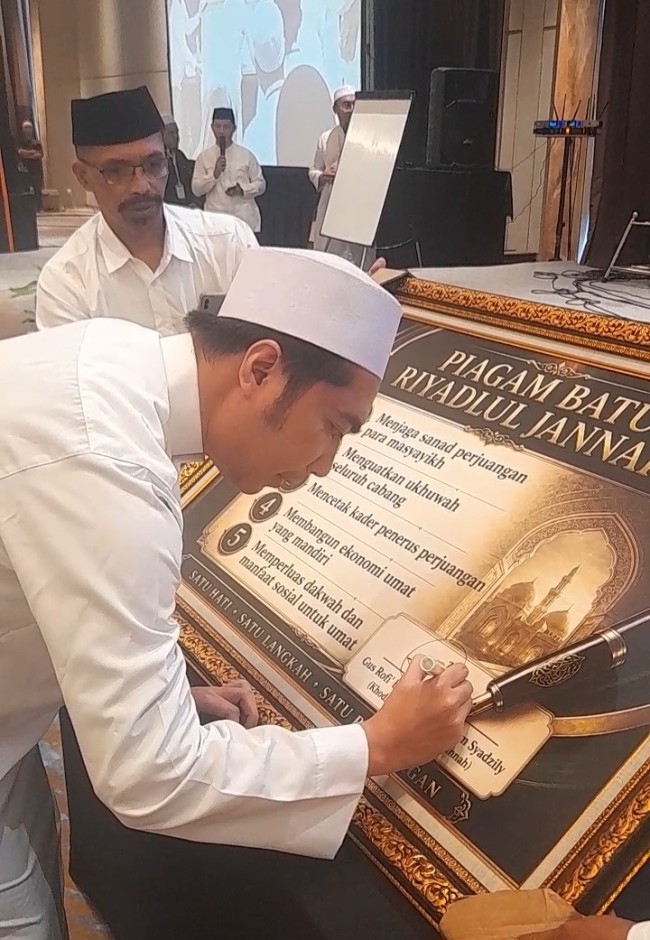 Momen Gus Rofiq menandatangani piagam Riyadlul Jannah. (Foto: istimewa)