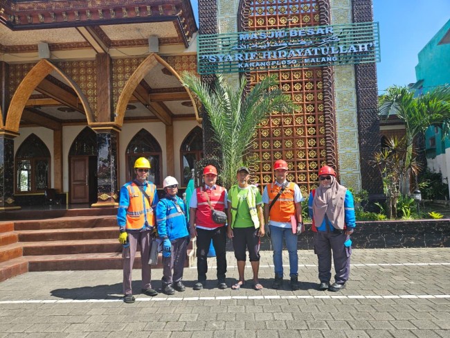 Foto bersama tim di salah satu masjid di Karangploso, Kabupaten Malang. (Foto: istimewa)