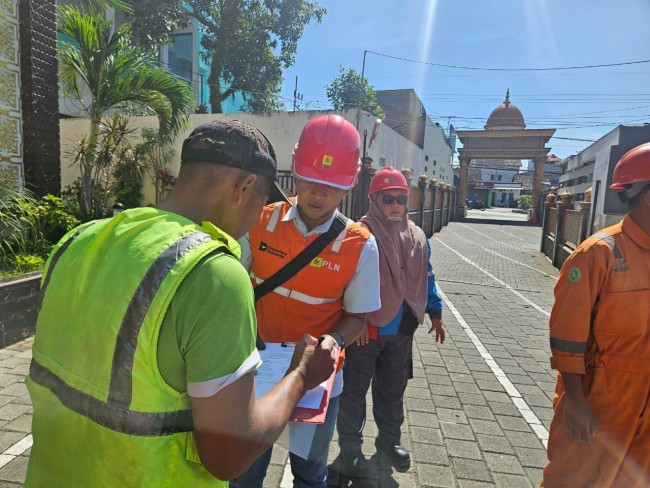 Pengecekan listrik di salah satu masjid di wilayah PLN UP3 Malang. (Foto: istimewa)