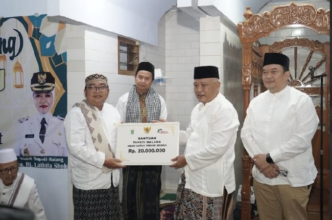 Penyerahan hibah tempat ibadah sebesar Rp 20 juta untuk Masjid Al-Aziz Dampit.
