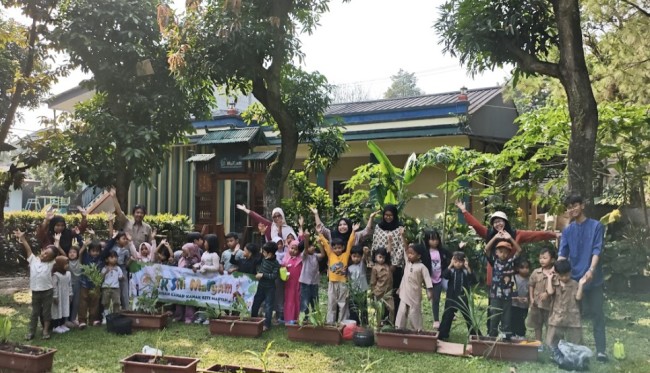 Foto bersama bersama siswa. (Foto: istimewa)