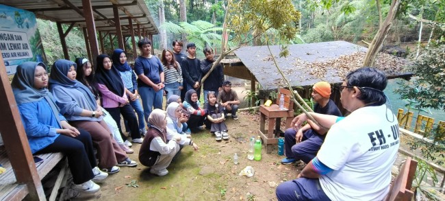 Kegiatan perkuliahan Mahasiswa Fakultas Hukum Universitas Widyagama (UWG) Malang di Sumber Jenon. (Foto: istimewa)
