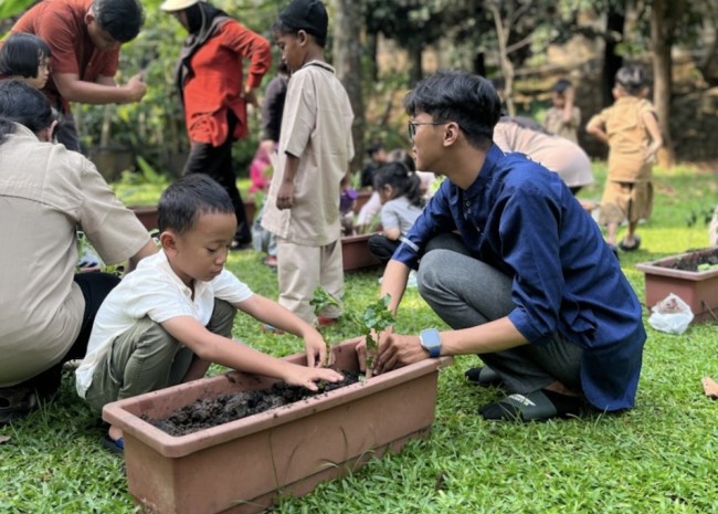 Momen para siswa menanam pohon. (Foto: istimewa)