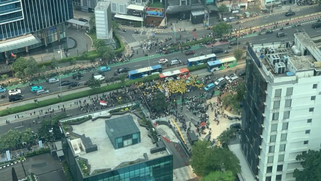 Potret mahasiswa berlamamater kuning diduga diblokade oleh aparat. (Foto: threads)
