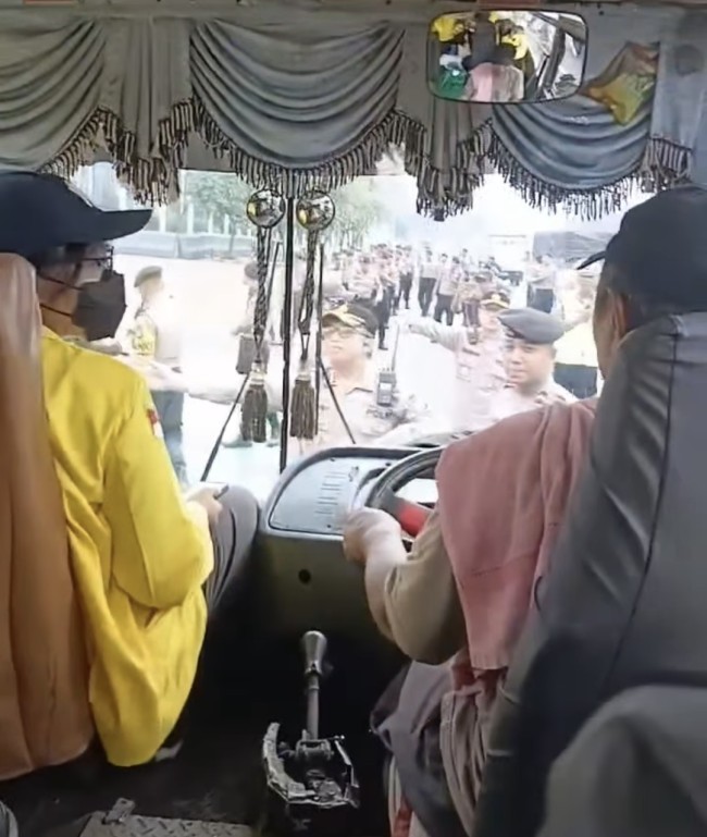 Momen saat puluhan polisi menghentikan bus yang ditumpang mahasiswa UI. (Foto: Instagram)