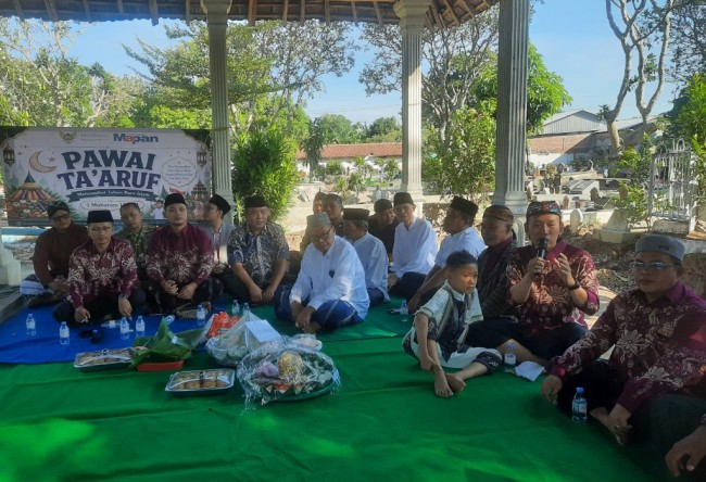 Seluruh elemen masyarakat Kelurahan Ngadirejo berkumpul di punden.
