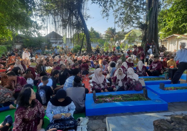 Warga berkumpul di punden Kelurahan Ngadirejo.