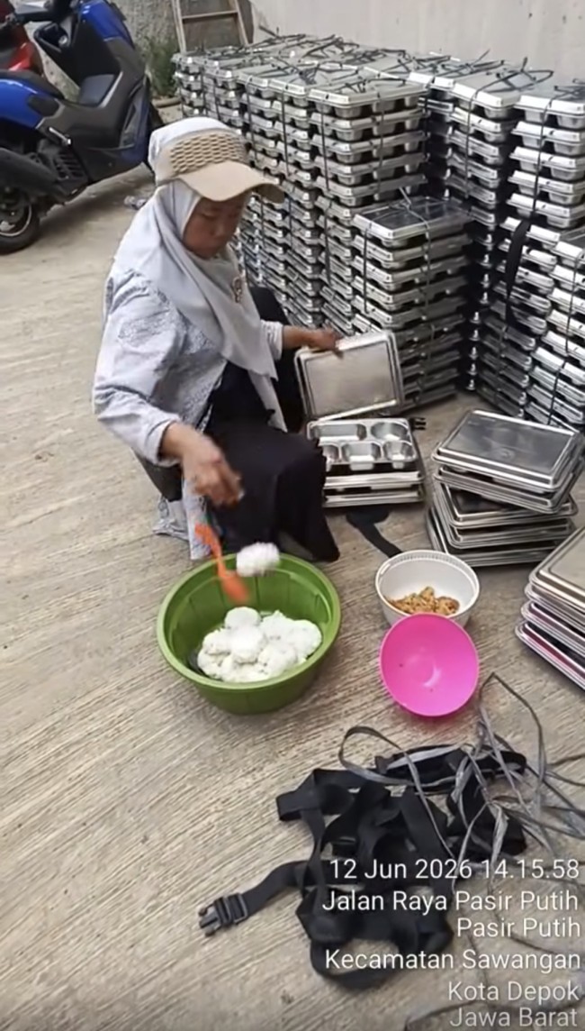 Potret seorang ibu mengambil sisa makanan MBG. (Foto: Threads)