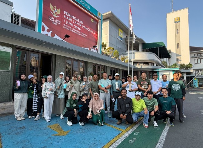 Foto bersana para pegawai PLN UP3 Malang usai menjalankan program Clean Energy Day melalui penerapan Hari Tanpa Bahan Bakar Minyak (BBM), Jumat (5/6/2026). (Foto: istimewa)
