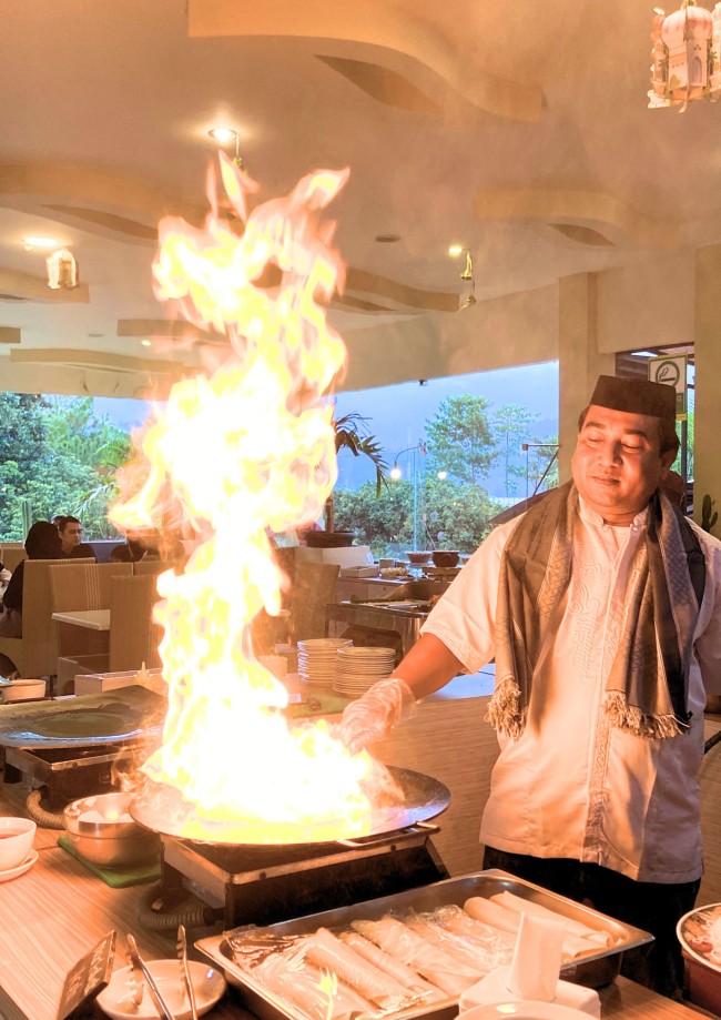 Potret Chef Zam Zam Hotel & Convention Batu saat masak makanan. (Foto: istimewa)