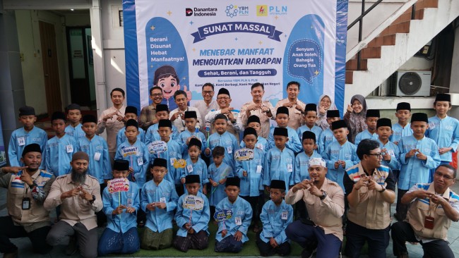 Foto bersama tim PLN UP3 Malang dengan puluhan anak yatim, piatu, dan dhuafa mendapat layanan kesehatan sekaligus bantuan pendidikan dalam kegiatan yang digelar di halaman Masjid PLN UP3 Malang, Rabu (24/6/2026). (Foto: istimewa)