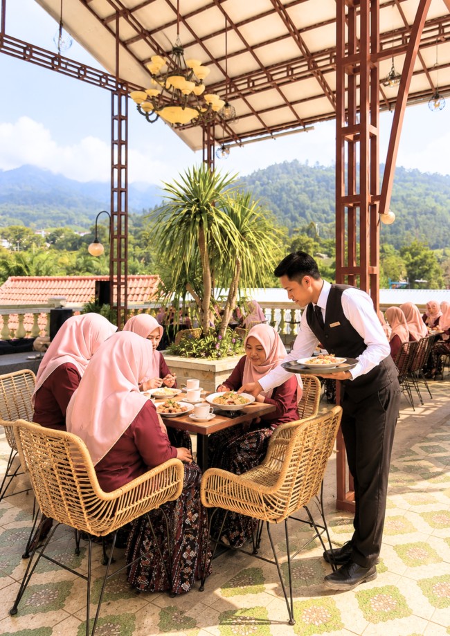 Momen berkumpul makan bersama di restoran Zam Zam Hotel & Convention Batu. (Foto: istimewa)