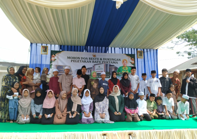 foto bersama anak yatim di lokasi peletakan batu pertama pembangunan Pesantren Leadership Insan Madani.