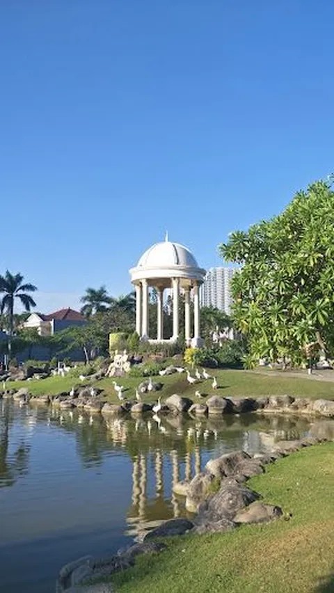 Danau Angsa Pakuwon City. (Foto: laman tripadvisor)