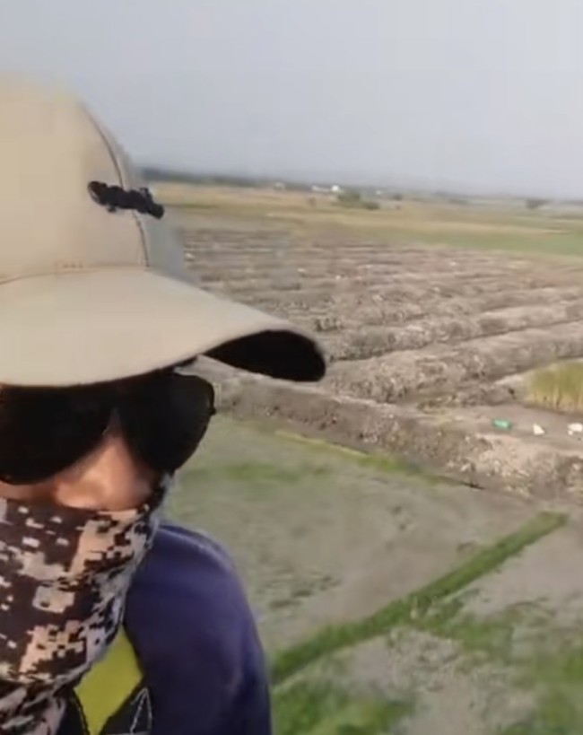 Momen petani merekam saat naik drone. (Foto: TikTok)