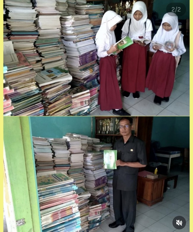 Kondisi tumpukan buku akibat perpustakaan dibongkar untuk Kopdes. (Foto: Kompascom)