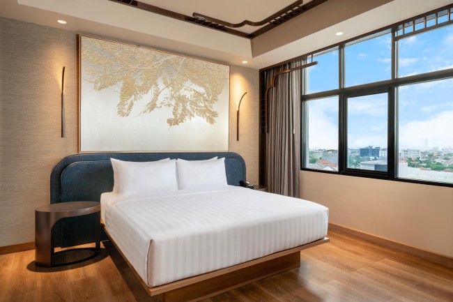 Suasana bagian dalam kamar Mercure Surabaya Grand Mirama. (Foto: istimewa)
